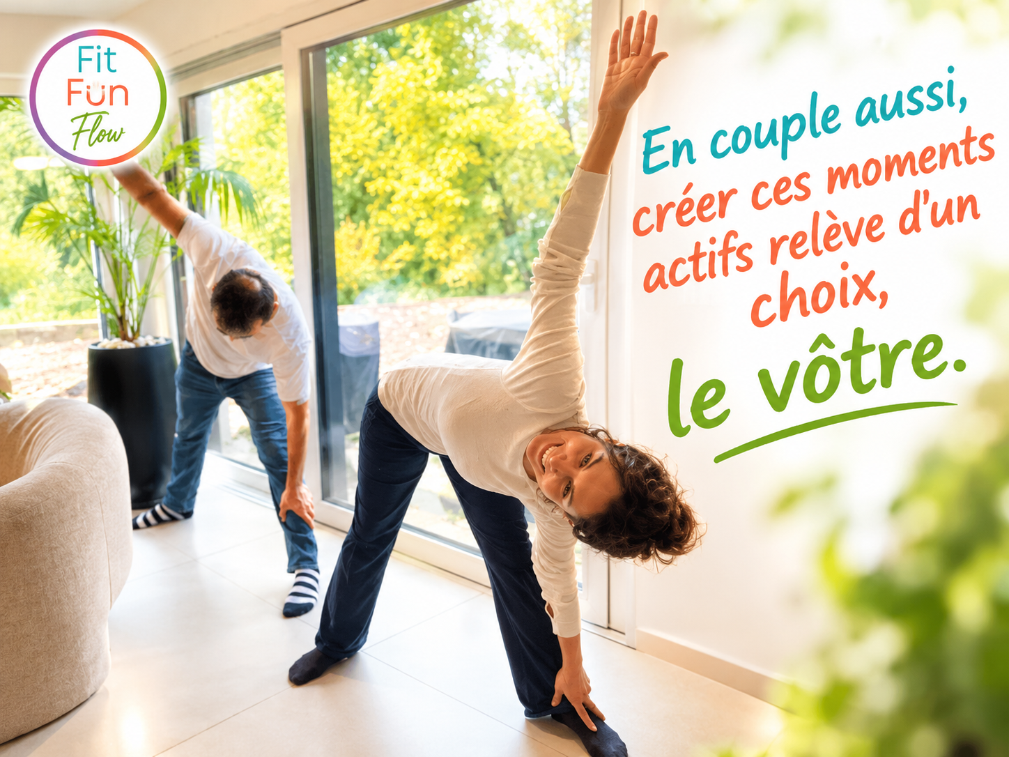 Un couple s’étire en souriant dans un salon lumineux : en couple aussi, créer ces moments actifs relève d’un choix, le vôtre.